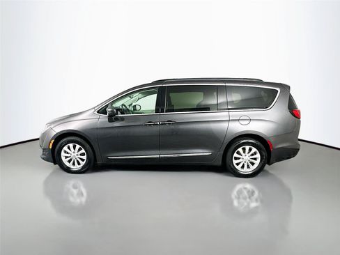 Used 2017 Chrysler Pacifica Touring-L FWD image 8