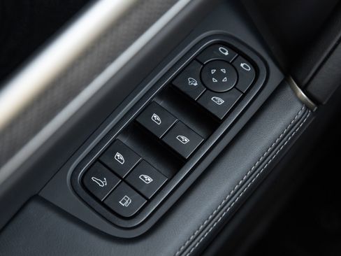 Certified 2025 Porsche Cayenne Turbo AWD/4WD image 20