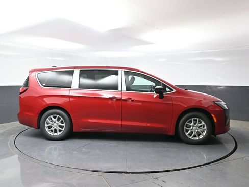 New 2027 Chrysler Pacifica Select FWD image 2