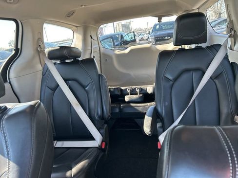 Used 2023 Chrysler Pacifica Touring-L image 13