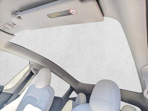 Used 2022 Tesla Model Y Long Range image 18