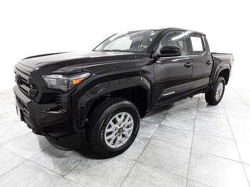 Used 2025 Toyota Tacoma SR5 AWD/4WD image 3
