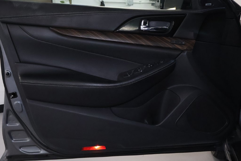 Used 2017 Nissan Maxima Platinum w/ Interior Lighting Package FWD image 13
