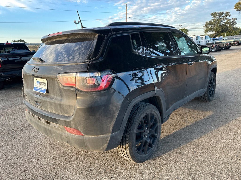 Used 2025 Jeep Compass Latitude w/ Altitude Special Edition AWD/4WD image 3