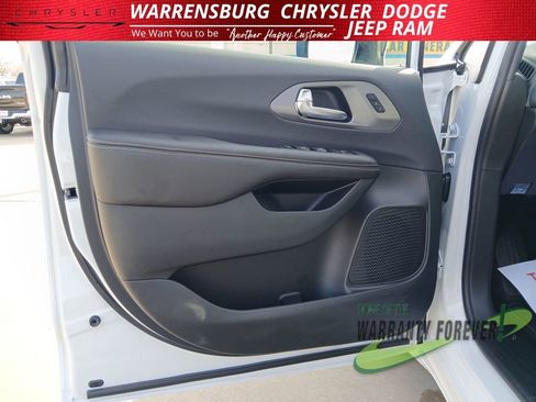 New 2026 Chrysler Pacifica Select image 12