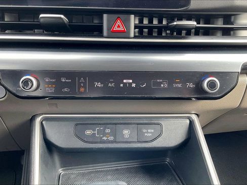 Used 2025 Kia Carnival image 32