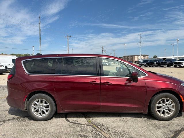 Used 2023 Chrysler Pacifica Touring-L FWD image 4