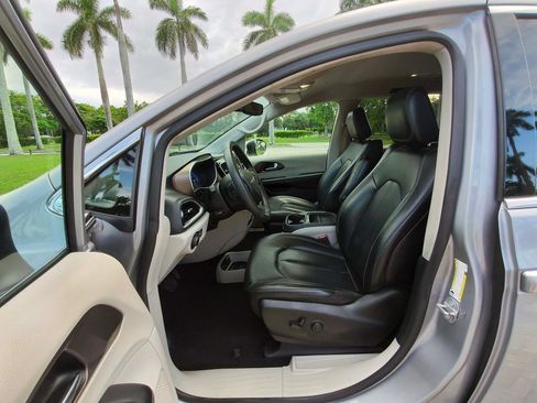 Used 2021 Chrysler Voyager Lxi FWD image 24