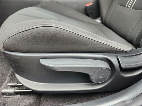 Used 2025 Hyundai Elantra SEL FWD image 17