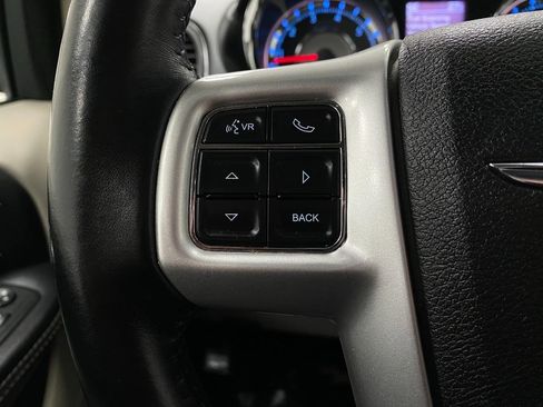 Used 2014 Chrysler Town & Country Touring image 15