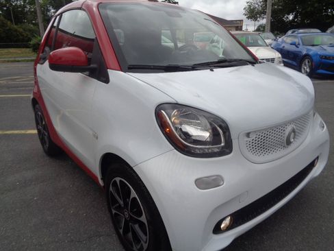 Used 2017 smart fortwo passion RWD image 16