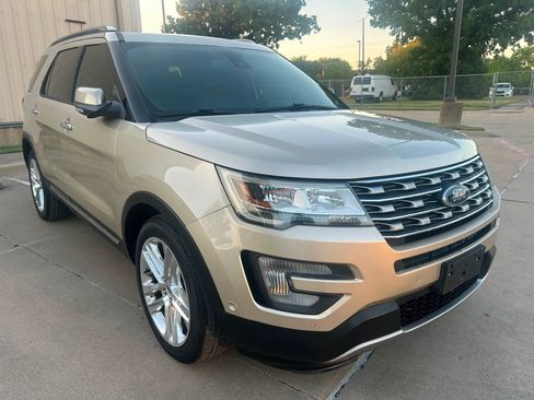 Used 2017 Ford Explorer Limited w/ Equipment Group 301A FWD image 4