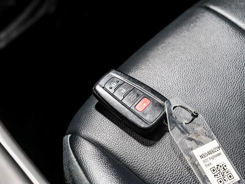 Used 2022 Toyota Highlander XLE FWD image 29