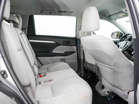 Used 2018 Toyota Highlander LE AWD/4WD image 12