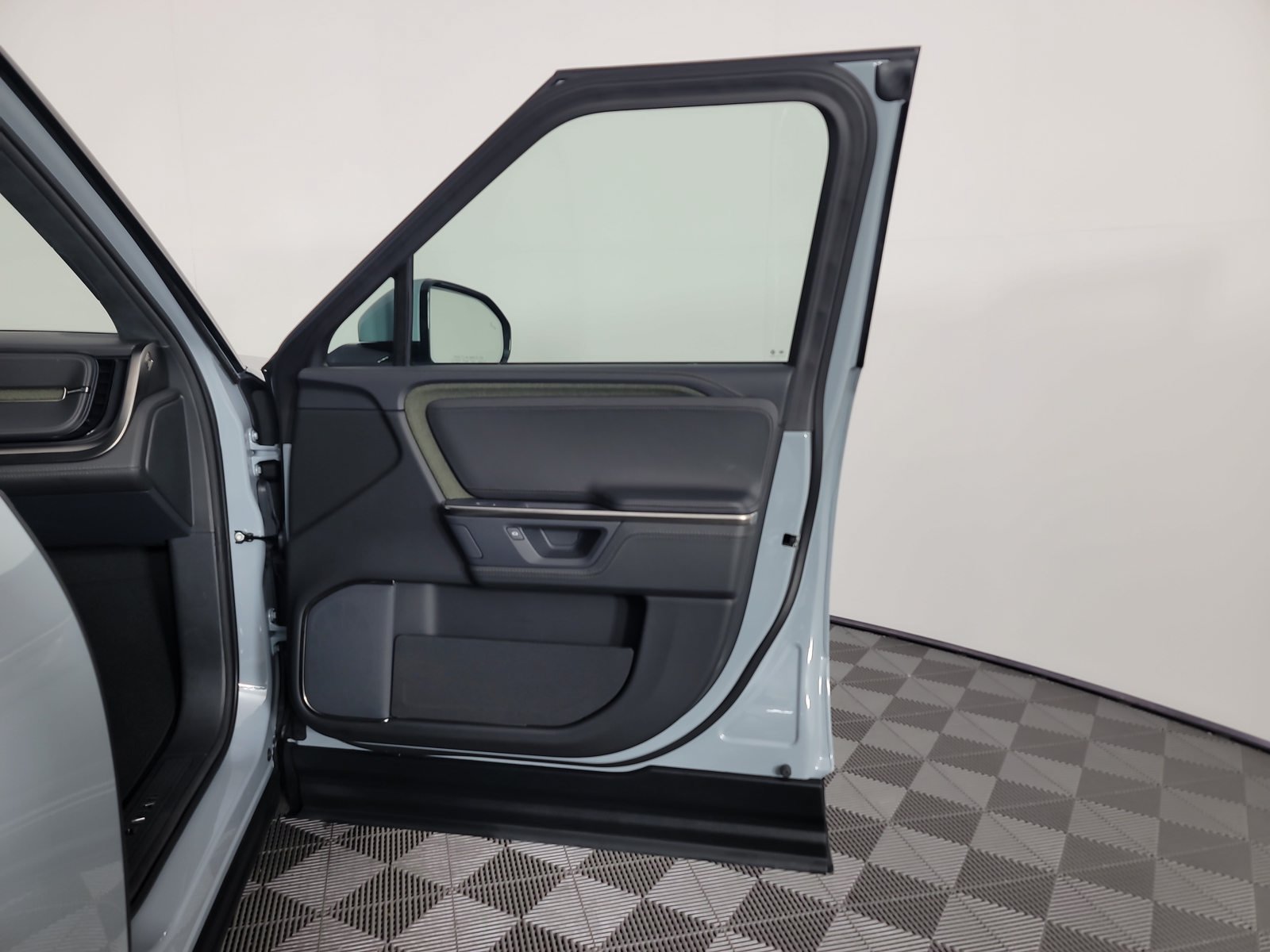 Used 2025 Rivian R1S Adventure Dual AWD/4WD image 18