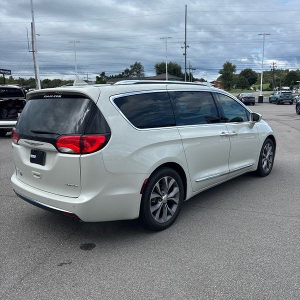 Used 2020 Chrysler Pacifica Limited FWD image 3