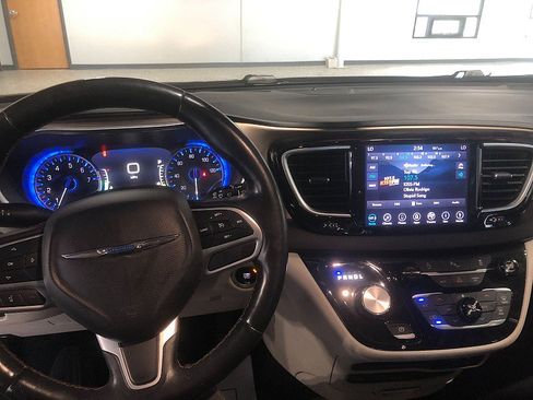 Used 2018 Chrysler Pacifica Touring-L Plus FWD image 13