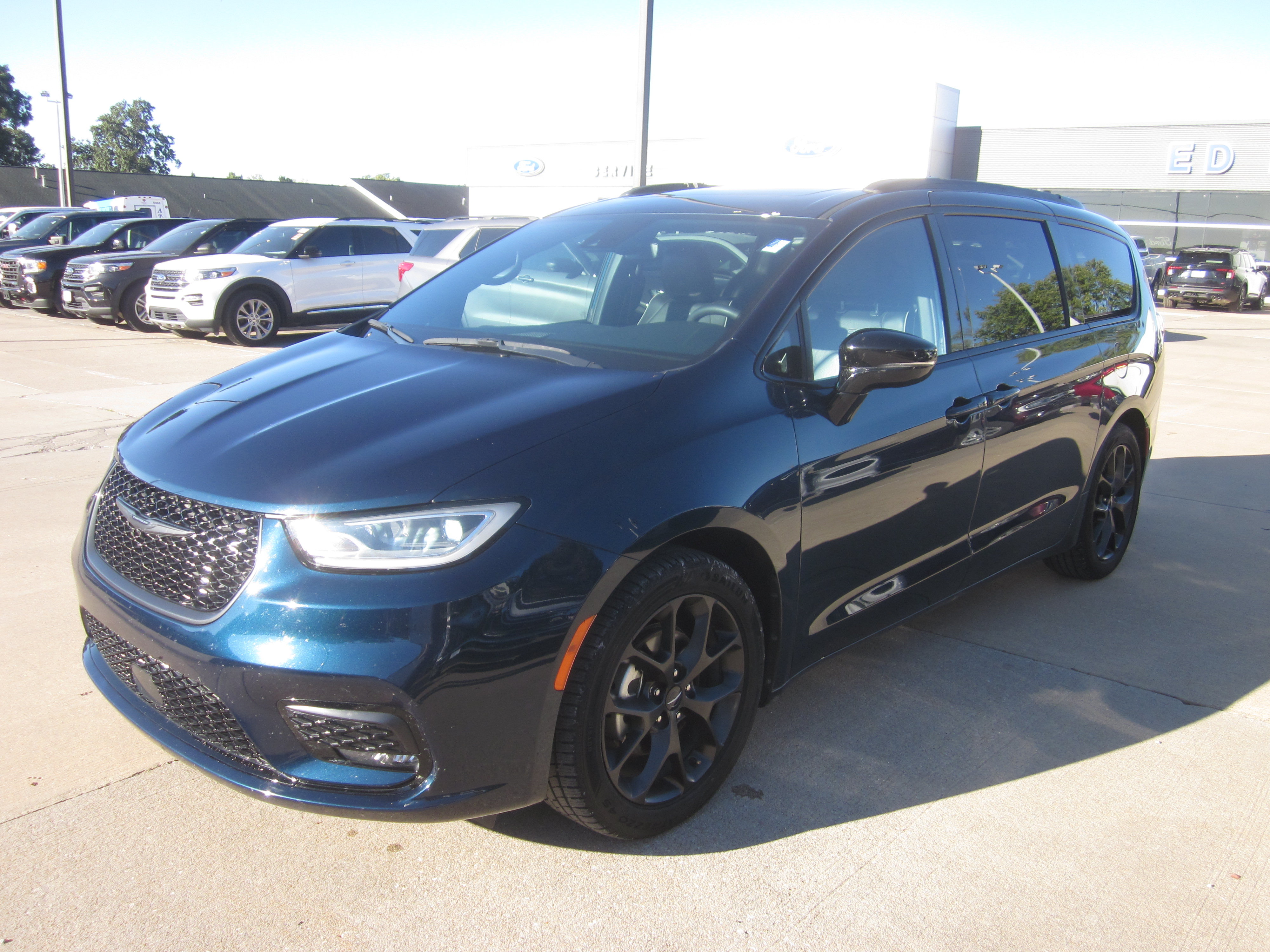 Used 2025 Chrysler Pacifica Limited FWD image 3