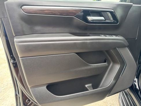Used 2025 Chevrolet Suburban LS RWD image 16