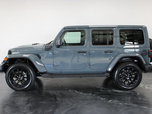 Used 2025 Jeep Wrangler Unlimited Sahara AWD/4WD image 24