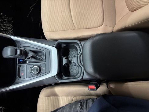 Used 2019 Toyota RAV4 LE w/ Carpet Mat Package image 21