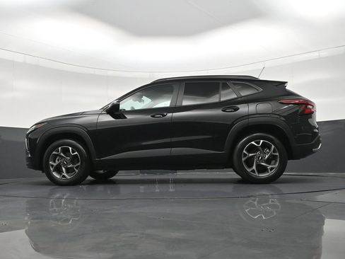 Used 2025 Chevrolet Trax LT FWD image 25