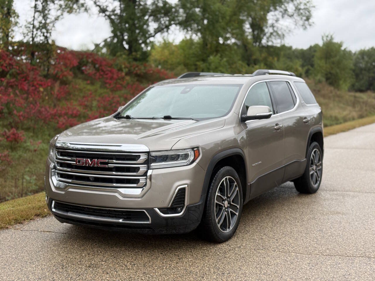 Used 2023 GMC Acadia SLT w/ Technology Package AWD/4WD image 2