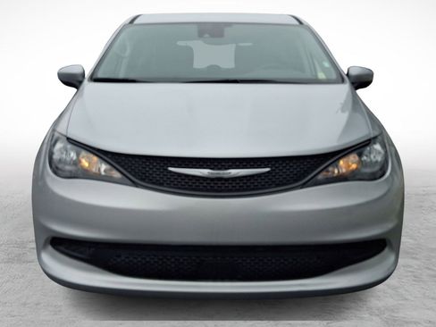 Certified 2023 Chrysler Voyager LX image 2