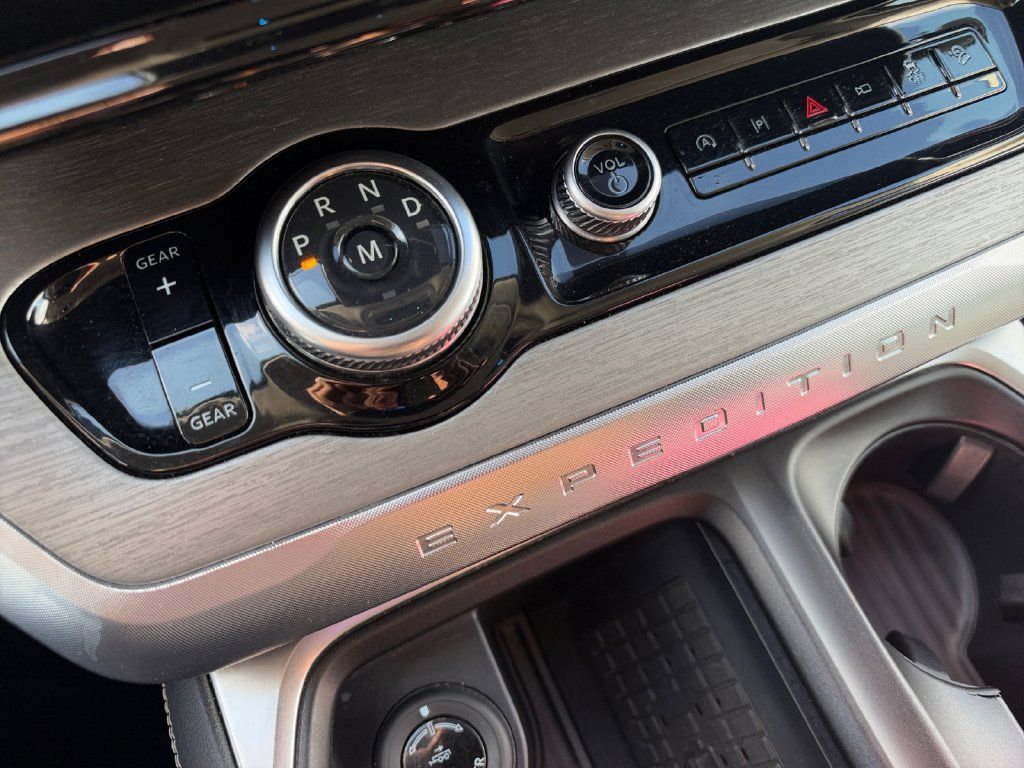 Used 2025 Ford Expedition Platinum AWD/4WD image 23