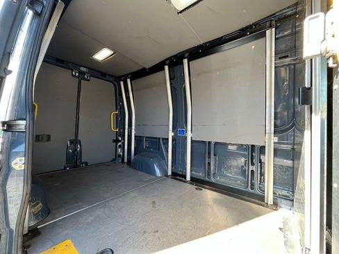 Used 2018 Mercedes-Benz Sprinter 2500 image 6