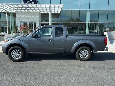 Used 2017 Nissan Frontier SV w/ SV Value Truck Package AWD/4WD image 8
