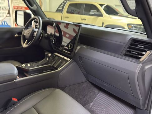 Used 2024 Lexus GX 550 w/ Accessory Package (2T) image 19