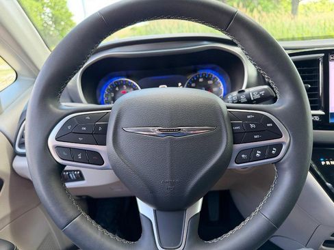 Used 2023 Chrysler Pacifica Touring-L FWD image 26