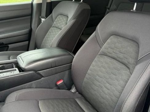 Used 2025 Nissan Pathfinder SV FWD image 9