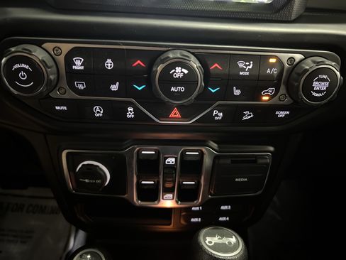 Used 2019 Jeep Wrangler Unlimited Sahara AWD/4WD image 20