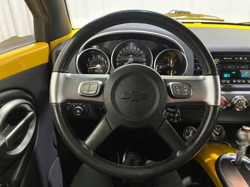 Used 2004 Chevrolet SSR w/ Preferred Equipment Group RWD image 18