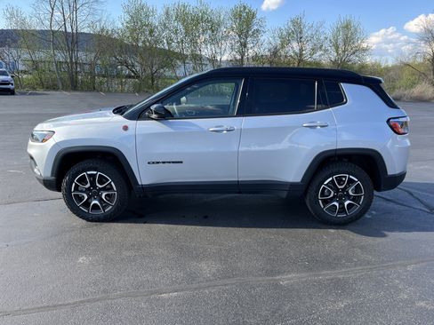 Used 2025 Jeep Compass Trailhawk AWD/4WD image 30