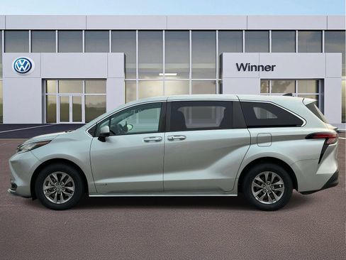 Used 2021 Toyota Sienna LE FWD image 2
