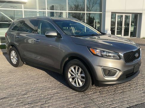 Used 2018 Kia Sorento LX image 3