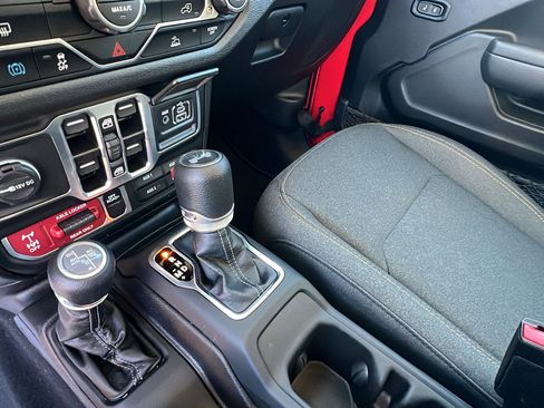 Used 2025 Jeep Wrangler Willys image 30