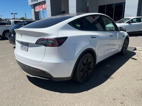 Used 2025 Tesla Model Y Long Range RWD image 4