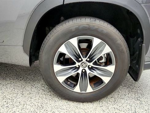 Used 2024 Toyota Highlander XLE AWD/4WD image 9