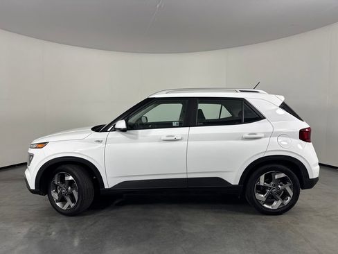 Used 2025 Hyundai Venue SEL image 2