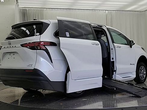 Used 2022 Toyota Sienna XLE image 3
