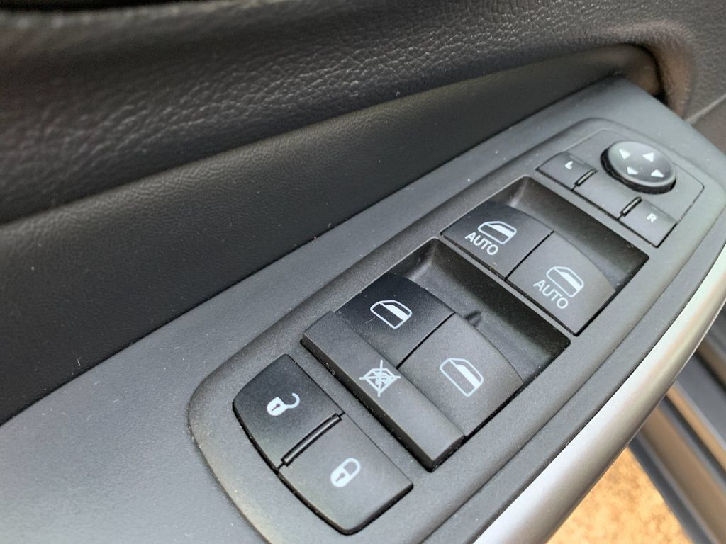 Used 2022 Jeep Cherokee Limited AWD/4WD image 13
