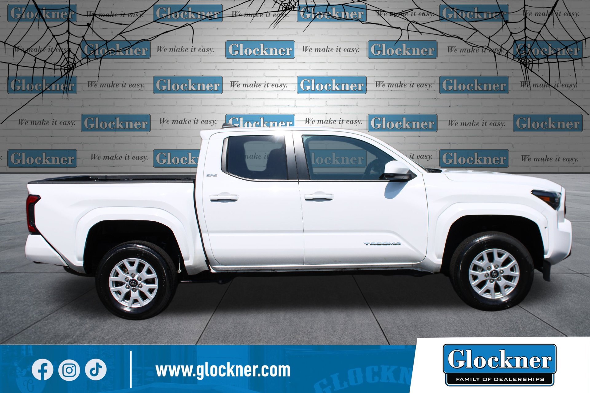 Used 2025 Toyota Tacoma SR5 AWD/4WD image 4
