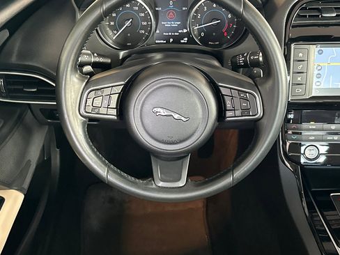 Used 2017 Jaguar XE Premium image 11