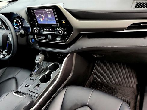 Used 2021 Toyota Highlander XLE AWD/4WD image 12