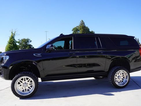 Used 2023 GMC Yukon XL AT4 w/ AT4 Premium Package AWD/4WD image 3