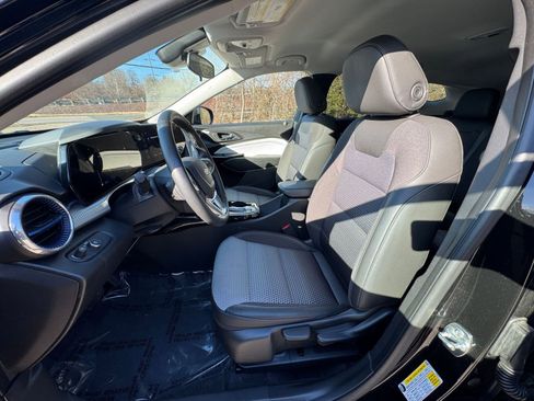 Used 2025 Chevrolet Trax LT w/ LT Convenience Package image 31